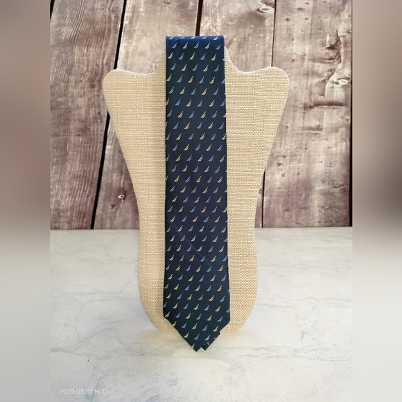 NAUTICA MENS TIE NAVY BLUE WITH BLUE AND GOLD NAUTICA LOGOS 3.5 X 60 - Picture 1 of 8